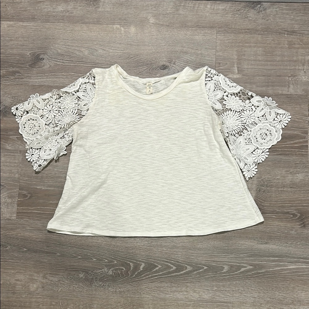 Lazy Sundays White Top floral sleeves